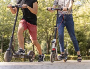 Junge Menschen, die E-Scooter fahren