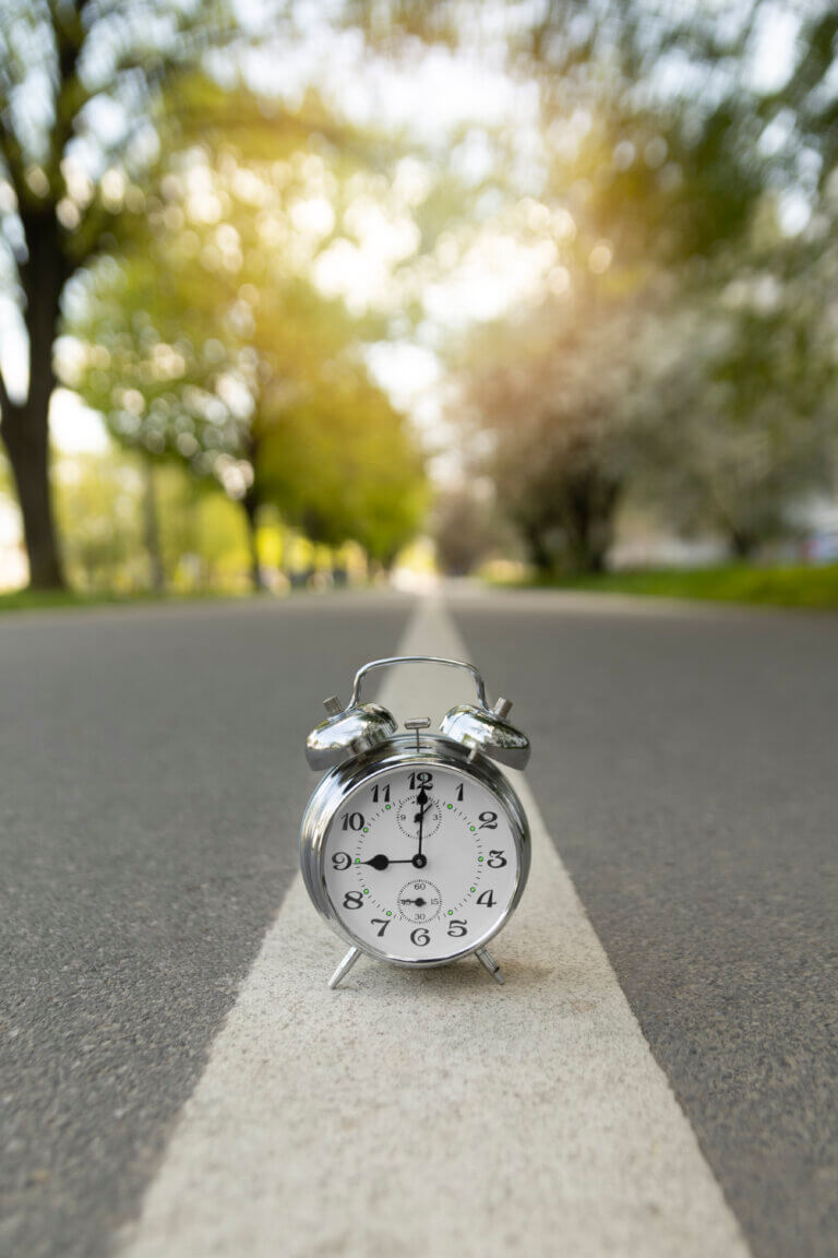 Eine Uhr steht auf einer Straße