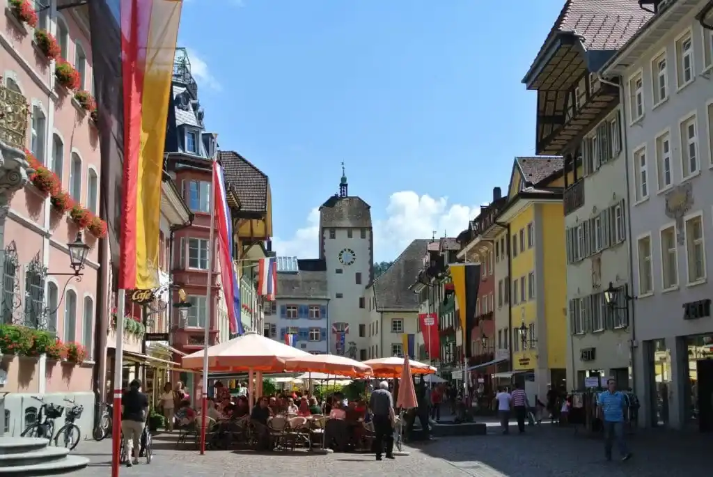 Kaiserstraße mit Oberem Tor und Schaffhauser Tor in Waldshut